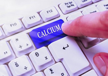 Kalsiyum gösteren kavramsal el yazısı. İş fotoğrafında vücudun en çok bulunan beşinci elementi yer alıyor Silverwhite metali..