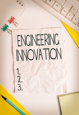 Mühendislik buluşunu gösteren bir not yazıyorum. Mantık ve Matematiksel Form Renkli kağıt ile ifade edilen iş fotoğrafı gösterme süreci farklı boyutlarda cilt kırpma kağıtları beyaz masa boşluğu.