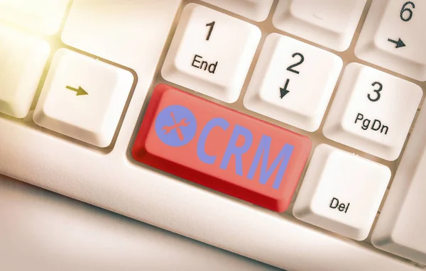 Написання нотатки, що показує Crm. Бізнес фото демонструє Стратегію управління взаємодіями організації . — стокове фото