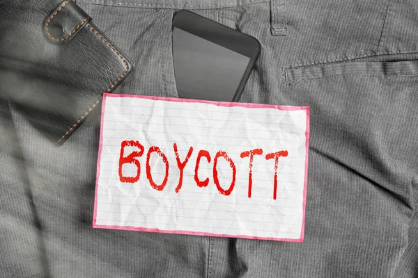 Texte montrant Boycott. Cesser d'acheter ou d'utiliser les produits ou services d'une certaine entreprise Smartphone dispositif à l'intérieur pantalon poche avant avec portefeuille et papier de note . — Photo