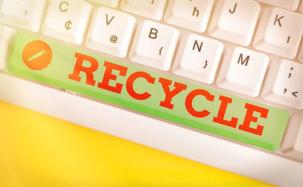 Texto para escrita de palavras Reciclar. Conceito de negócio para a conversão de resíduos em novos materiais e objectos . — Fotografia de Stock