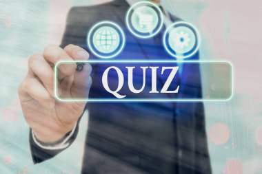 Quiz gösterilen Not yazma. Öğrencilere bilgi sınavı Test verilen kısa gayri resmi test vitrine iş fotoğraf.