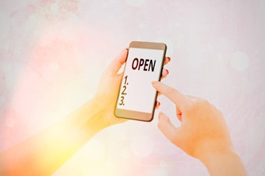 Açık gösterilen Not yazma. Yeni bir başlangıç iş girişim geçiş sağlayan erişim kullanılabilir vitrine iş fotoğraf.