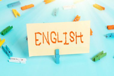 İngilizce gösteren kavramsal el yazısı. İngiliz Edebiyatı sınıfı İngiliz Edebiyatı 'nı gösteren iş fotoğrafı sergisi. Renkli mandallı kağıt boş hatırlatma mavi zemin ofisi..