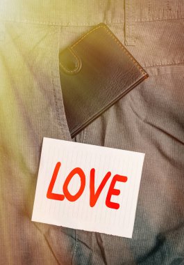 Kelime yazma metni. Bir gösteri için güçlü ya da daimi bir sevgi hissetmek için iş konsepti Derin romantik hissediyorum Erkek pantolonu içinde küçük cüzdan nota kağıdının yanında ön cepte.