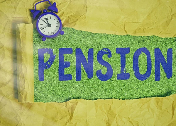 A escrever um bilhete a mostrar a Pensão. Foto de negócios mostrando Renda idosos ganham após a aposentadoria Salva para anos idosos . — Fotografia de Stock