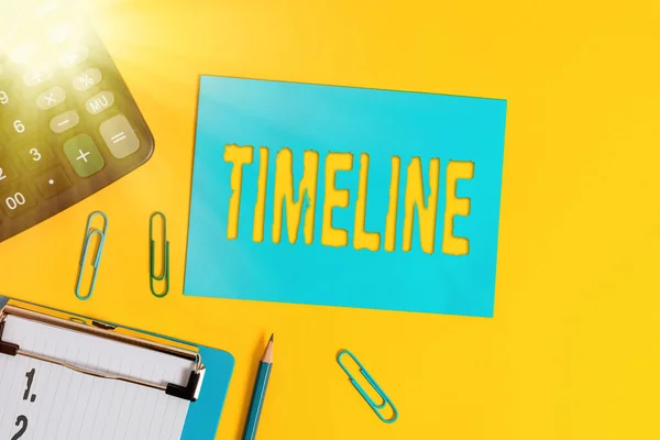 Word writing text Timeline. Geschäftskonzept für die grafische Darstellung des Zeitraums, auf dem Ereignisse markiert sind Klemmbrett leere Büroklammern Notizblock-Taschenrechner farbigen Hintergrund. — Stockfoto