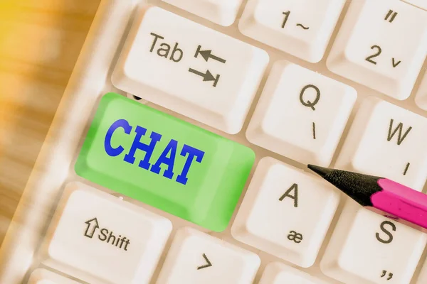 Texto de escritura de palabras Chat. Concepto de negocio para participar en una discusión que implica el envío de mensajes a través de Internet . —  Fotos de Stock
