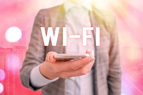 Εννοιολογική γραφή χεριών που δείχνει Wi Fi. Επαγγελματική φωτογραφία προβολή ραδιοφωνικών τεχνολογιών που χρησιμοποιούνται συνήθως για ασύρματη τοπική δικτύωση. — Φωτογραφία Αρχείου