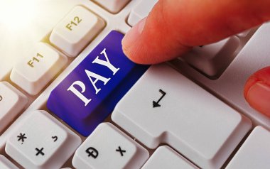 SMS işareti Pay 'i gösteriyor. Satın almak ya da hizmet almak istediğiniz bir şey için birine para vermek kavramsal bir fotoğraf.