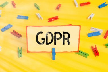 GDPR 'ı gösteren kavramsal el yazısı. AB vatandaşlarının göstermelik verilerini ve mahremiyetini koruyan iş fotoğrafı metni düzenlemesiName.