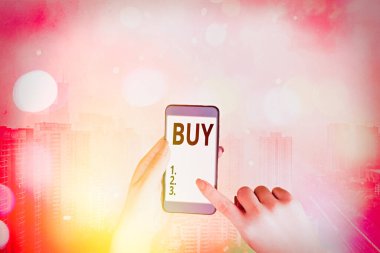 SMS işareti Buy 'ı gösteriyor. Bir şeye para ödeyerek elde etmek için kavramsal fotoğraf. Mülkiyet veya mülkiyet elde etmek için..