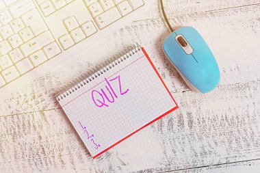 Quiz 'i gösteren kavramsal el yazısı. Öğrencilere verilen iş fotoğrafı metni özeti gayri resmi sınavı Bilgi Sınavı Yazma teçhizatı ve bilgisayar şeyleri ahşap masaya yerleştirildi.
