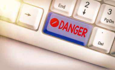 El yazısı Tehlike mesajı. Kavrayış, hoş olmayan ya da tatsız bir şeyin olma olasılığı anlamına gelir..