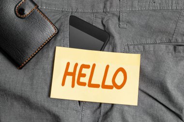 Kelime yazma metni. İş konsepti selamlama ya da telefon görüşmesi başlatmak için kullanılır. Pantolonun ön cebindeki akıllı telefon cihazını cüzdan ve not kağıdıyla selamlayın..