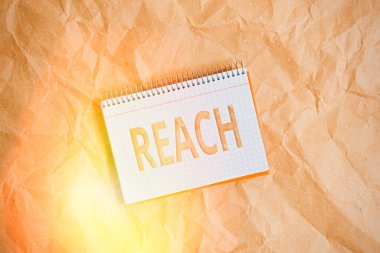 Erişilenler 'i gösteren kavramsal el yazısı. Bir şeyin dokunulabileceği ya da tutulabileceği mesafeyi gösteren iş fotoğrafı. Kağıt işleri masası sarmal not defteri çalışma malzemeleri..