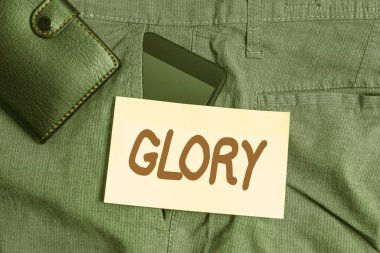 Kelime yazarlığı Glory. Önemli başarılarla kazanılan yüksek şöhret ve onur konsepti pantolonun ön cebine cüzdan ve kağıt ile akıllı telefon aygıtı koymak.