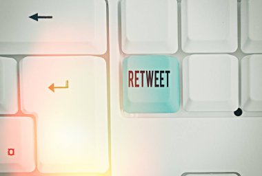 Retweet 'i gösteren kavramsal el yazısı. Twitter hesabındaki iş fotoğrafı metni veya iletisi başka bir kullanıcı tarafından gönderildi.