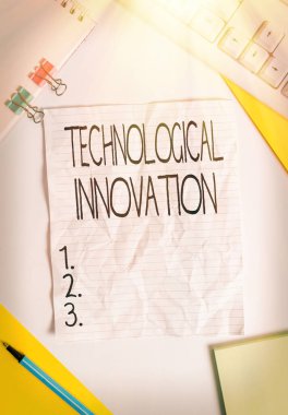 Teknolojik Yenilikleri gösteren bir not yazıyorum. Teknik Ürün Renkli Kağıt Bilgisi 'nden Yeni Buluş' u gösteren iş fotoğrafı farklı boyutlarda cilt kaplama kağıtları boş masa.