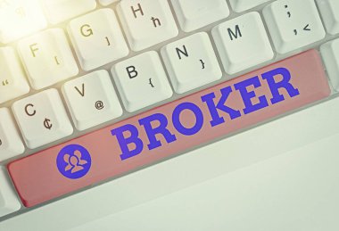 El yazısı Broker. Kavram, ticari müzakerelerde güvenilir bir ajan veya aracı görevi görür.