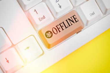 Çevrimdışı olduğunu gösteren kavramsal el yazısı. İş fotoğrafı gösterimi doğrudan bir bilgisayara ya da dış ağa bağlı değil.