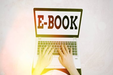 E kitap gösterilen Not yazma. İş fotoğraf elektronik yorum-in bilgisayar veya tablet okuyabilirsiniz basılı kitap tanıtımları.