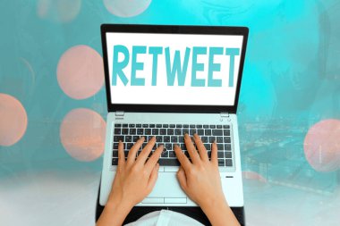 Retweet 'i gösteren kavramsal el yazısı. Twitter hesabındaki iş fotoğrafı metni veya iletisi başka bir kullanıcı tarafından gönderildi.