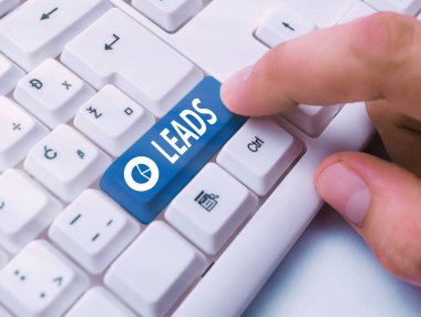 Kavramsal el gösteren yazılı yol açar. İş fotoğraf metin rota veya erişim belli bir yeri Facebook reklam kampanyası için bir yol bulmanız.