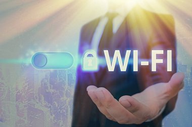 Wi-Fi 'ı gösteren mesaj işareti. Kablosuz yerel ağ için kullanılan kavramsal fotoğraf radyo teknolojileri.