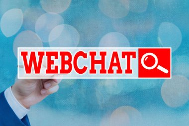 Webchat 'i gösteren kavramsal el yazısı. Kullanıcıların internet kullanarak gerçek zamanlı iletişim kurmalarını sağlayan iş fotoğrafı metin sistemi.