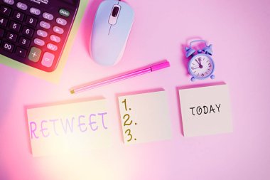 Retweet 'i gösteren mesaj işareti. Twitter hesabındaki kavramsal fotoğraf ya da başka bir kullanıcı tarafından gönderilen bir ileti fare alarmlı saat hesap cetveli renkli arka plan.