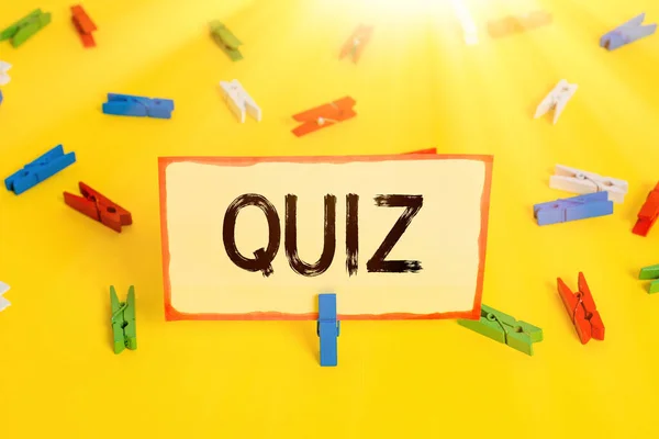 Scrittura concettuale a mano che mostra Quiz. Testo della foto aziendale Breve prova informale data agli studenti Prova di conoscenza Esame Carte colorate per mollette promemoria vuoto pavimento giallo ufficio . — Foto Stock