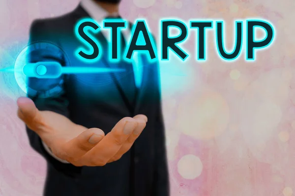 Signo de texto que muestra Startup. Foto conceptual la acción de poner algo en movimiento los negocios recién establecidos . — Foto de Stock