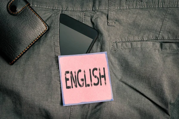 영어를 보여 주는 손 글씨입니다. ( 영어 ) Business photo showcasing Related with England ( 영어 ) English Literature class Smartphone device in pants front pocket with wallet. — 스톡 사진