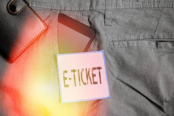 Konceptuell handstil som visar E Ticket. Företagsfoto visar upp Digital biljett som är lika giltig som en pappersbiljett eller motsvarande Smartphone-enhet inuti byxor framficka med plånbok. — Stockfoto