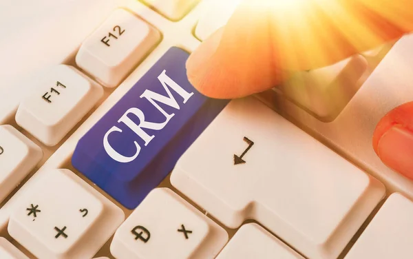 Teksten met Crm erop. Conceptuele foto Strategie voor het beheer van de Affiliatie Interacties van een organisatie. — Stockfoto