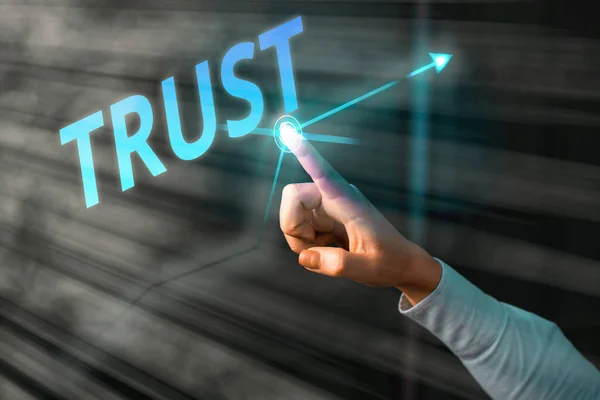 Tekst intoetsen de woord vertrouwen. Businessconcept voor overtuiging in betrouwbaarheid waarheid of mogelijkheid om iemand iets familie. — Stockfoto