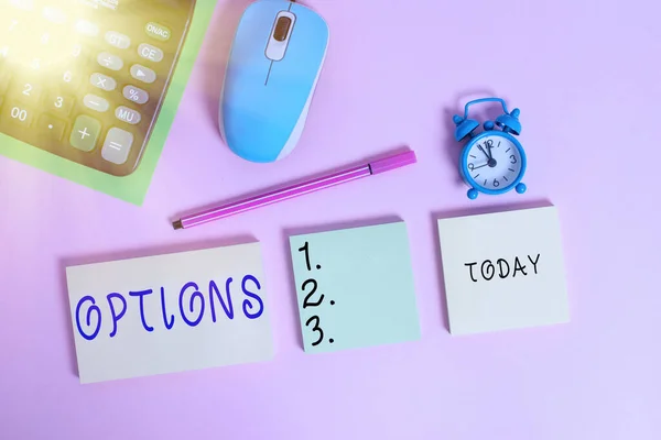 Tekstbord met opties. Conceptuele foto de mogelijkheid of het vermogen om iets te kiezen of om te kiezen Notepads muis wekker calculator blad marker gekleurde achtergrond. — Stockfoto