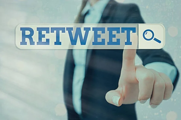 Γραπτό σημείωμα που δείχνει το Retweet. Business photo showcasing in twitter repost ή να προωθήσει ένα μήνυμα που δημοσιεύτηκε από άλλο χρήστη. — Φωτογραφία Αρχείου
