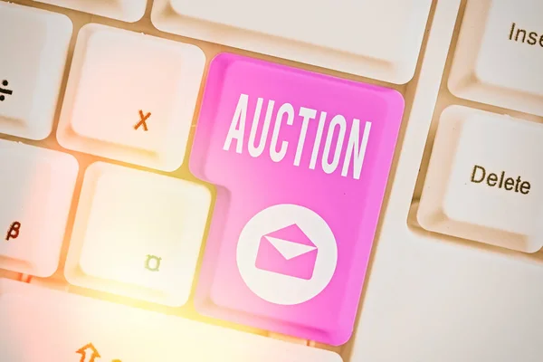 Word pisanie tekstu aukcji. Koncepcja biznesowa do publicznej sprzedaży towarów lub właściwość sprzedawane najwyższą cenę zakupu. — Zdjęcie stockowe