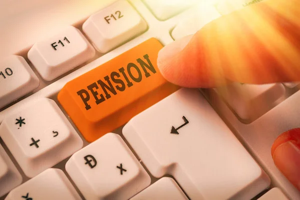 Parola scrittura testo Pensione. Concetto di business per gli anziani Reddito guadagnare dopo il pensionamento Risparmia per gli anziani . — Foto Stock