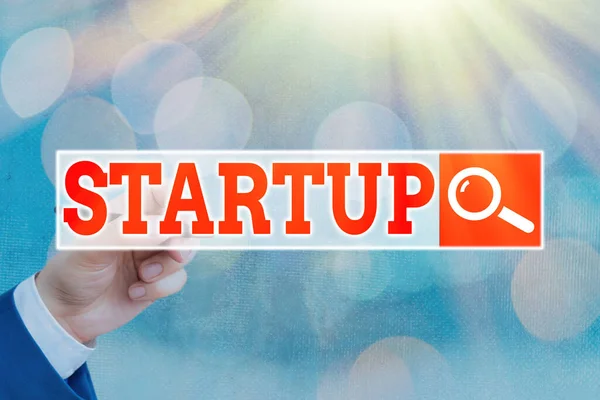 Escrita de mão conceitual mostrando Startup. Texto de foto de negócios a ação de colocar algo em movimento negócio recém-criado . — Fotografia de Stock