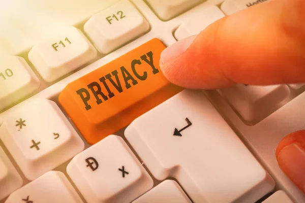 Word tekst intoetsen Privacy. Businessconcept voor recht om demonstratingal zaken en informatie als een geheim te houden. — Stockfoto