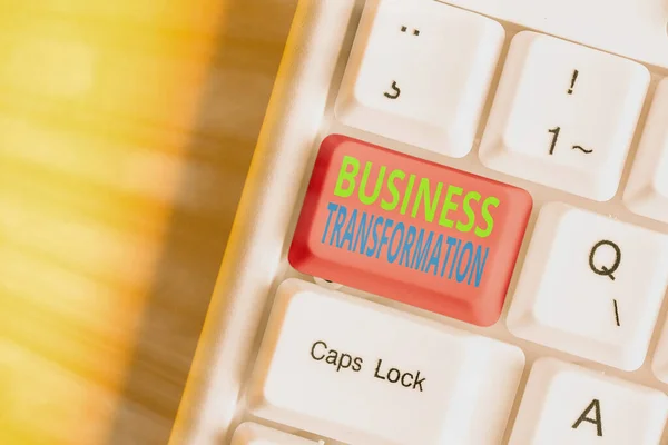 Word κείμενο γραφής Business Transformation. Επιχειρηματική ιδέα για την ευθυγράμμιση των εμπορικών μοντέλων τους με τη βελτίωση της στρατηγικής. — Φωτογραφία Αρχείου