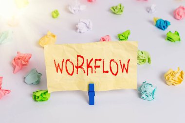 Çalışma Akımını gösteren metin işareti. Bir görevi tamamlamak için gerekli aktivitelerin veya prosedürlerin kavramsal fotoğraf serisi Renkli buruşmuş kağıtlar boş hatırlatıcı beyaz zemin çamaşır mandalı.