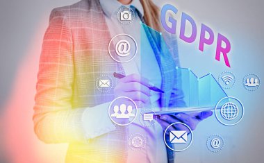 Gdpr 'yi gösteren not yazılıyor. İş fotoğrafı gösterim yönetmeliği, vatandaşların verilerini ve mahremiyetini korumaktadır..