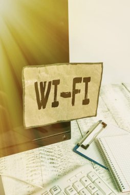 Kelime yazma metni Wi Fi. Radyo teknolojileri için iş kavramı genellikle kablosuz yerel ağ ağı Not kağıdı için kullanılan klavye ve durağan yakınında siyah bilgisayar ekranına bantlanmış.