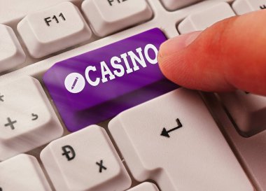 Kumarhaneyi gösteren bir not yazıyorum. Oyunların özellikle rulet ve kart oyunlarının oynandığı bir binanın iş fotoğrafı sergileniyor.