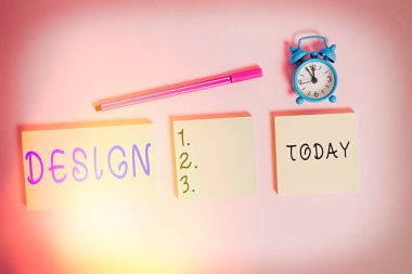 Kelime yazma metni tasarımı. Görünüm işlevini ya da binanın işleyişini göstermek için üretilen plan çizimi için iş konsepti Üç çok renkli boş not defteri alarm saati işaretleyicisi renklendirilmiş arkaplan.