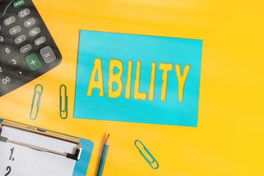 Kelime yazma yeteneği. Bir şey yapmak için gereken fiziksel ya da zihinsel güç ya da beceri için iş kavramı Pano boş kağıt raptiyeleri not: Hesap makinesi kalem renkli arkaplan.